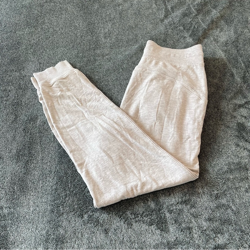 Lululemon Warm Down High-Rise Jogger
Heathered Core Ultra Light Grey Size 8 - Picture 8 of 14